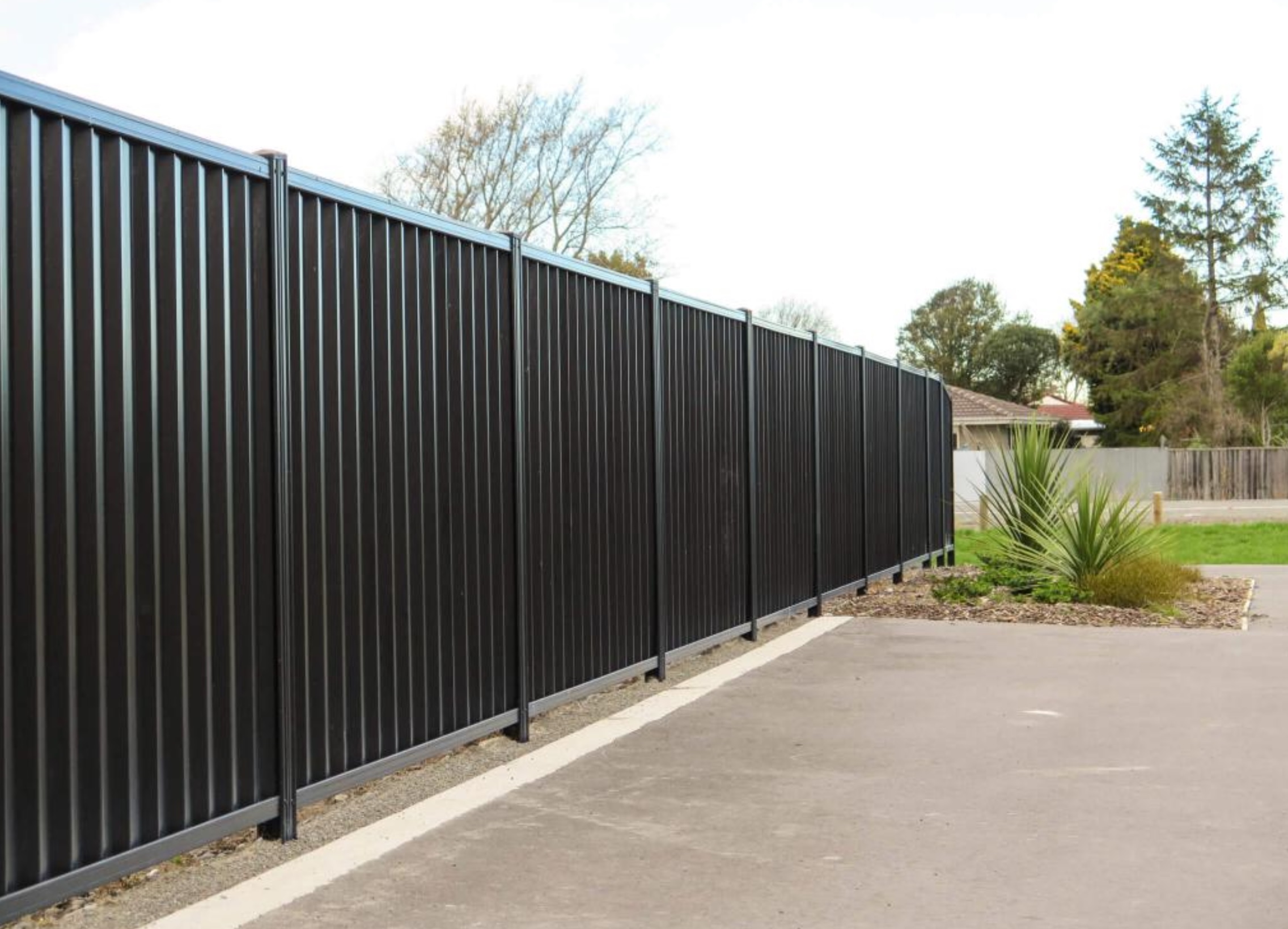 Забор из профлиста с металлическими столбами