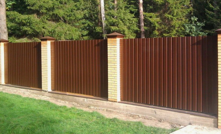 Забор из евроштакетника с кирпичными столбами